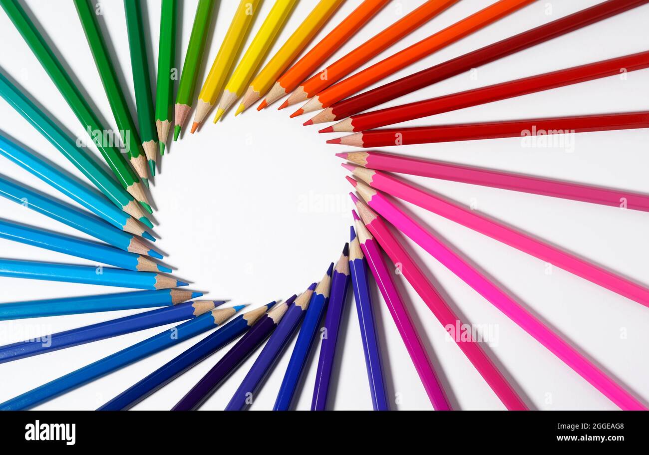 Crayons de couleur formant un cadre rond avec un espace de copie blanc vide. Crayons de couleur concept pour l'art créatif, le dessin et l'école artistique. Banque D'Images