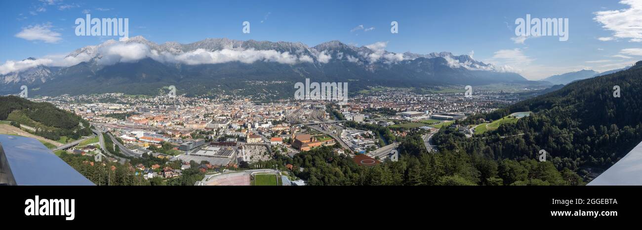 Vue du Bergisel ski sautez vers le stade, derrière lui la ville d'Insbruck, à l'horizon la Nordkette, Innsbruck, Tyrol, Autriche Banque D'Images