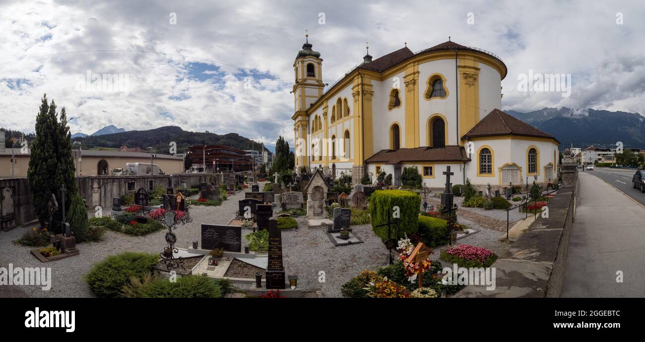 Wiltener Basilika, Basilique notre-Dame sous les quatre piliers, église paroissiale dans le quartier de Wilten à Innsbruck, cimetière d'Aliter, Innsbruck, Tyrol Banque D'Images