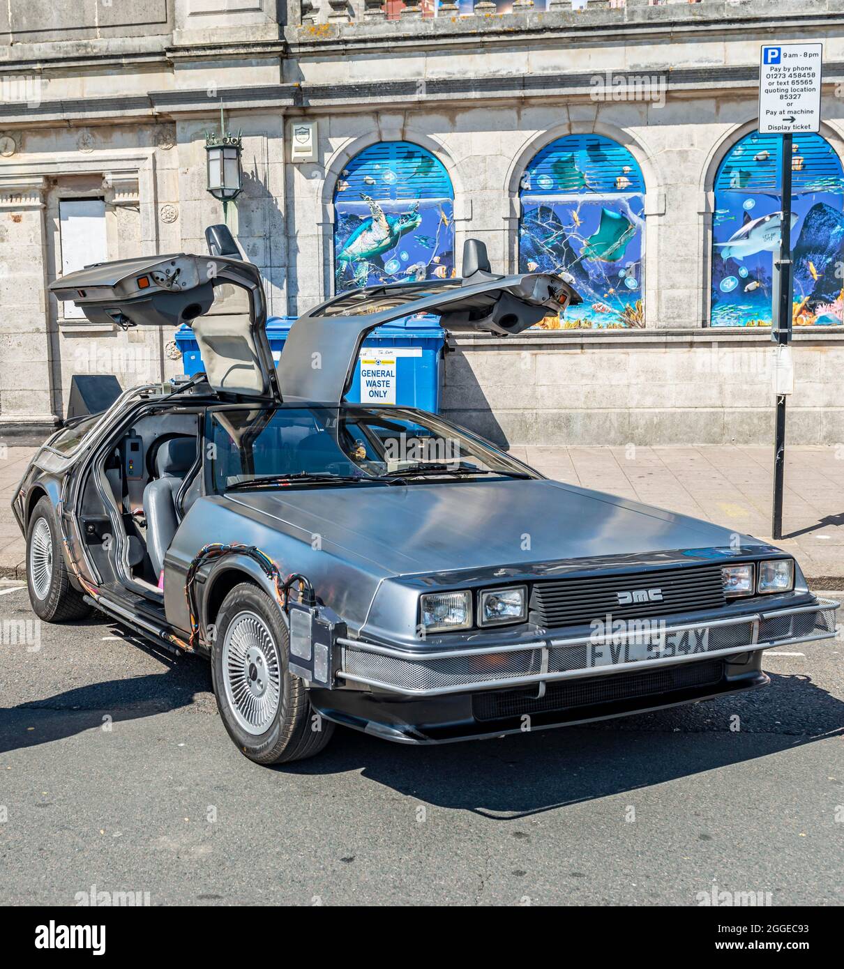 DeLorean DMC, voiture d'époque avec portes papillon, Brighton Beach, Brighton, East Sussex, Angleterre, Royaume-Uni Banque D'Images