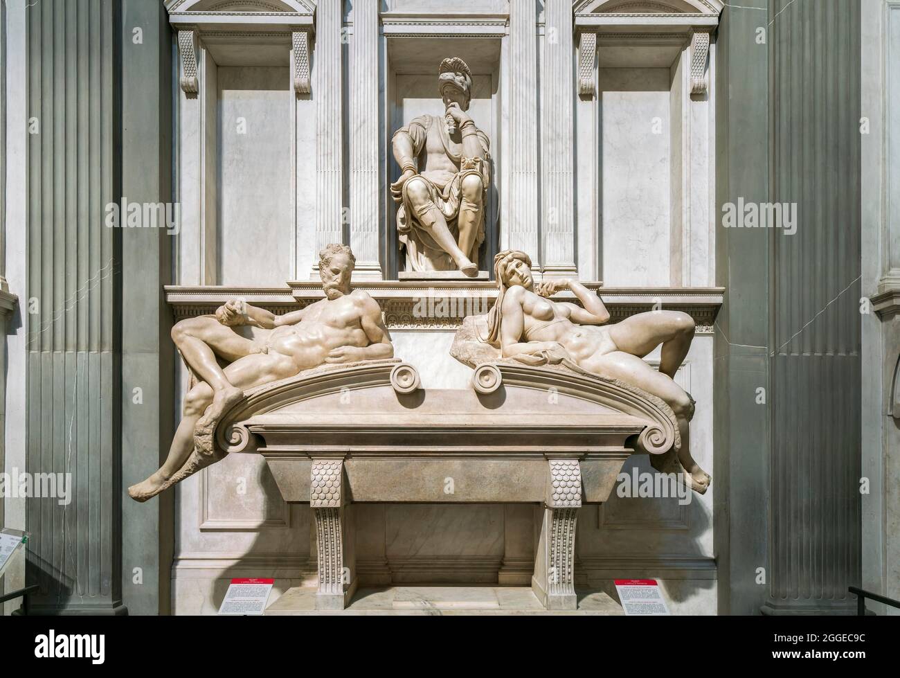Tombeau de Lorenzo di Piero de' Medici avec les figures couchées soir, gauche, et matin, droite, dans la Sagrestia Nuova, Nouvelle Sacristie, sculpteur Banque D'Images