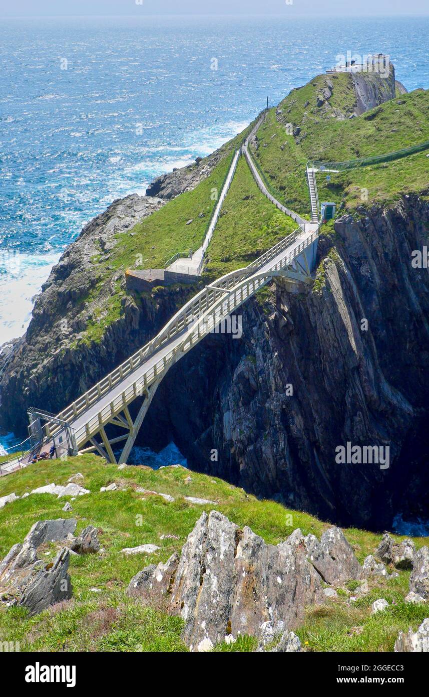 Falaises abruptes avec pont suspendu, Mizen Head, point le plus au sudouest de l