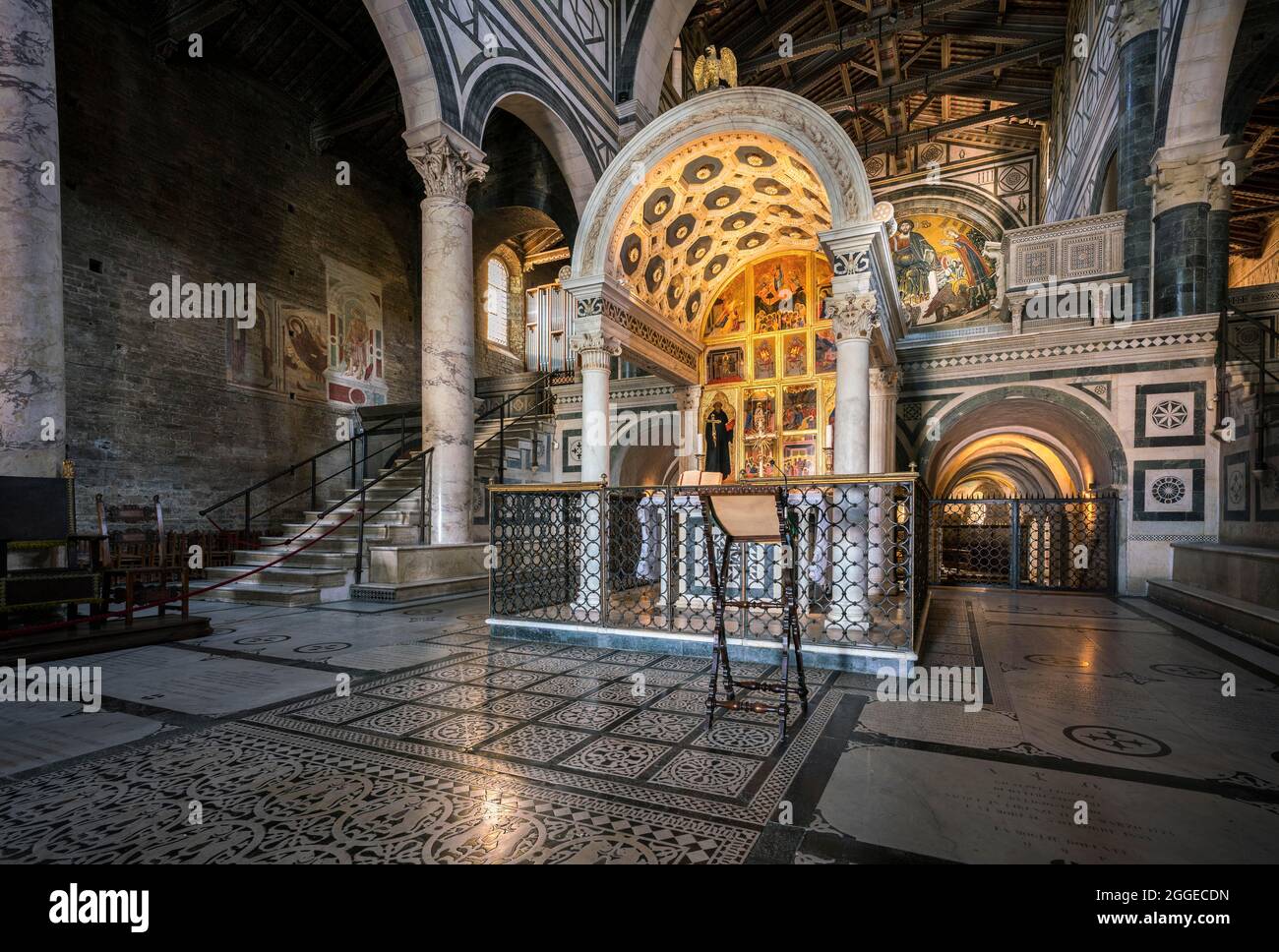 Cappella del Crocefisso, tabernacle de marbre ou ciborium de Michelozzo di Bartolommeo, appelé Michelozzo, San Miniato al Monte, Florence, Toscane, Italie Banque D'Images