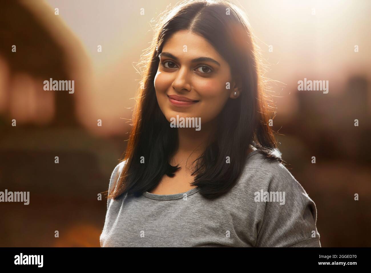 UNE JEUNE FEMME SOURIANT ET REGARDANT LA CAMÉRA Banque D'Images