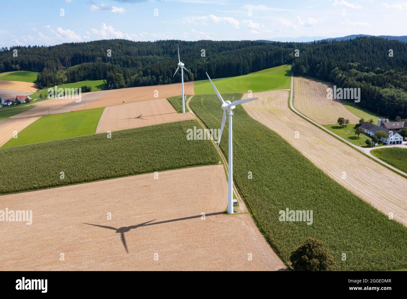 Image de drone, énergie éolienne, éolienne, paysage agricole avec éolienne près de Pramet dans l'Innviertel, ciel nuageux, haute-Autriche, Autriche Banque D'Images