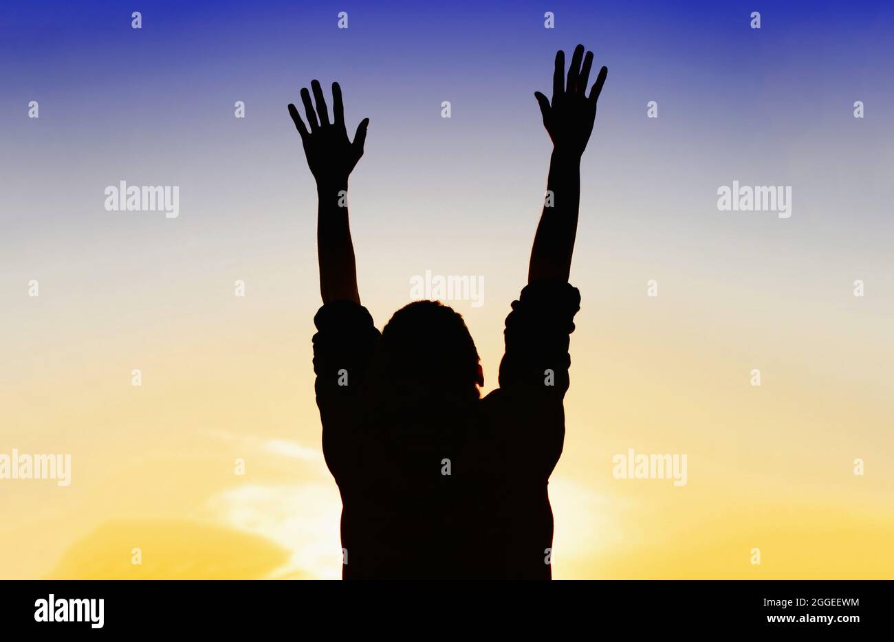 Illustration de la silhouette de Happy Man avec les mains vers le haut sur l'arrière-plan du ciel Banque D'Images