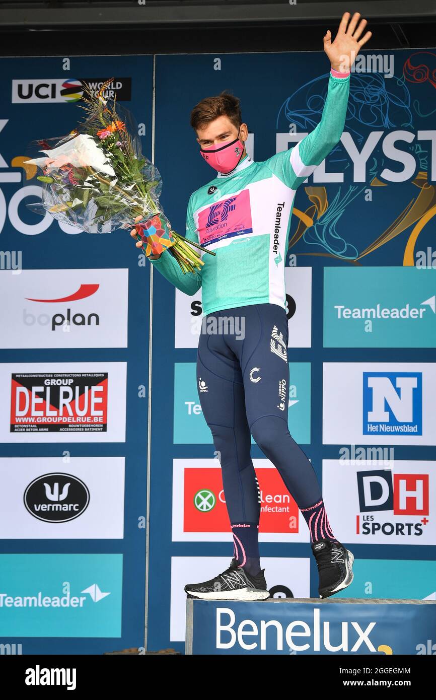 Le Suisse Stefan Bissegger d'EF Education First Pro Cycling fête sur le podium après avoir remporté la deuxième étape du tour de vélo du Benelux, un indiv Banque D'Images