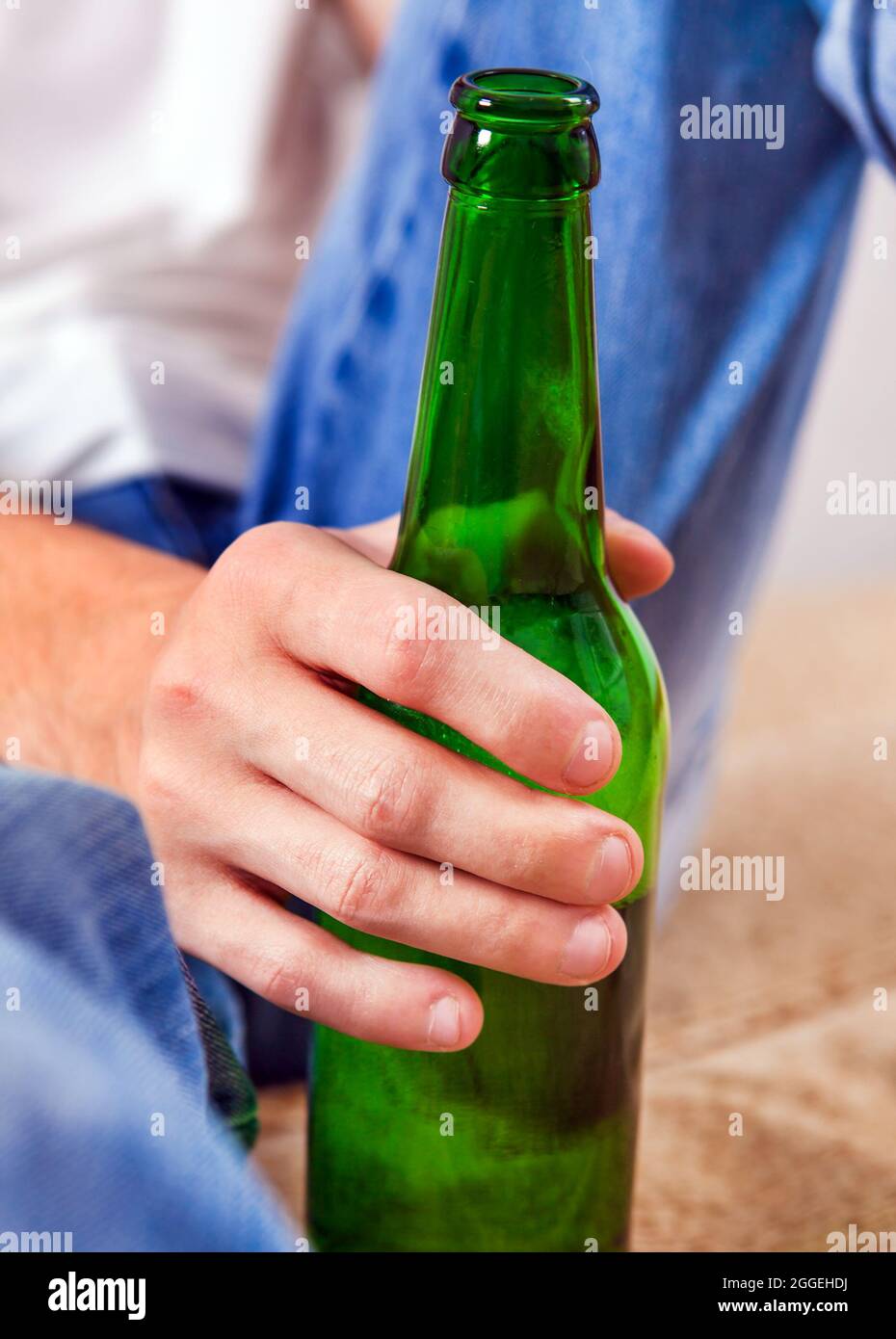 La personne tient la bouteille de bière dans la main Photo Stock - Alamy