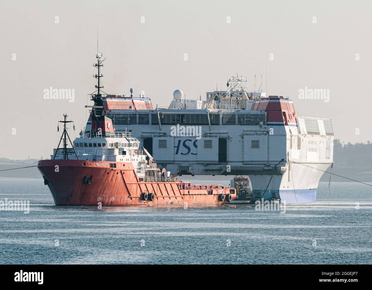 Le ferry rapide Stena Line HSS mis hors service Stena Explorer part de Holyhead sous remorquage pour la Turquie - novembre 2015. Banque D'Images