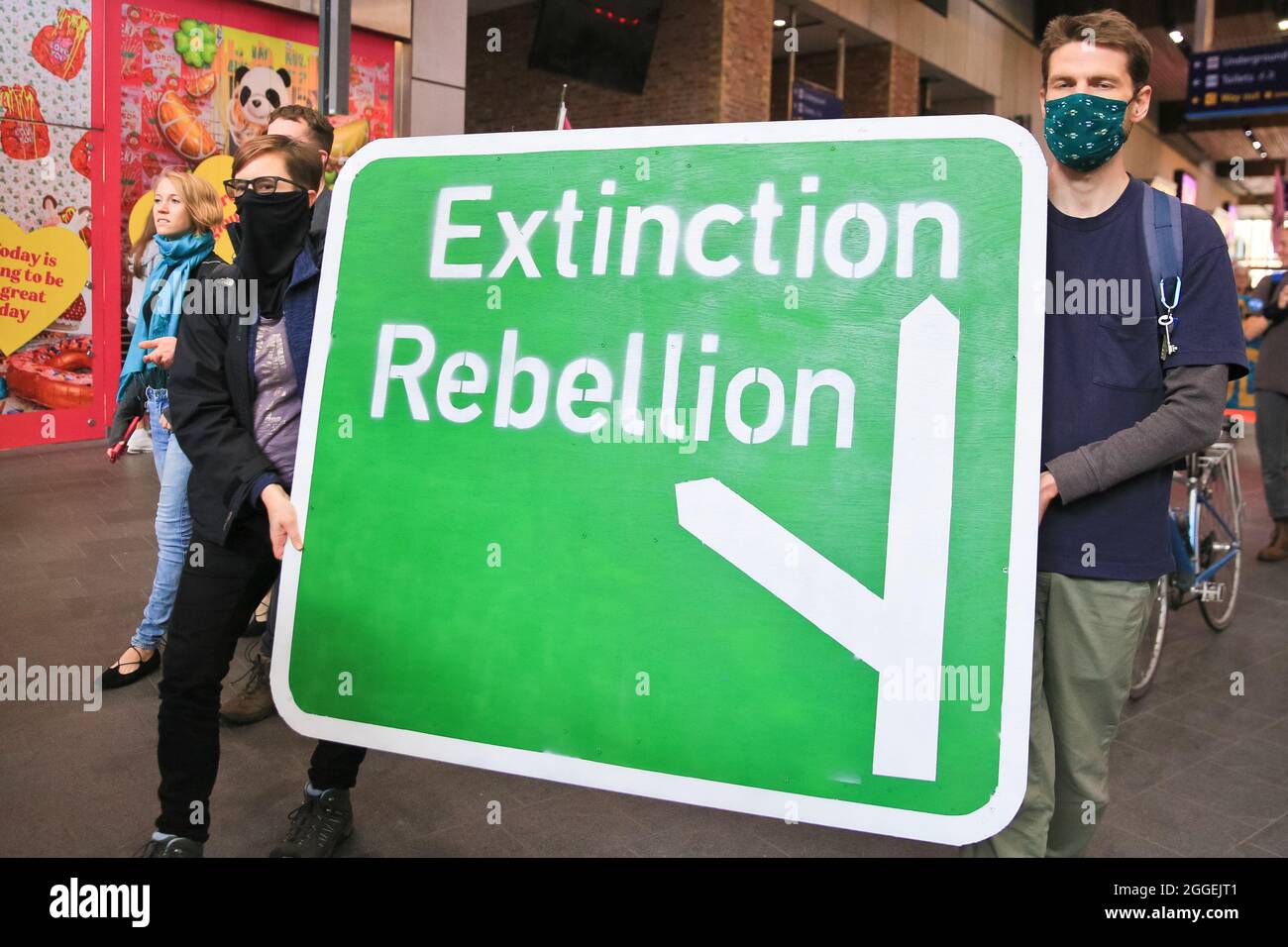 London Bridge Station, Londres, Royaume-Uni. 31 août 2021. Les activistes des groupes extinction Rebellion (XR) défilent à travers la gare du London Bridge dans le centre de Londres avec des bannières, des pancartes et des instruments de musique, avant de monter dans les escaliers mécaniques pour monter à bord d'un train. Credit: Imagetraceur/Alamy Live News Banque D'Images