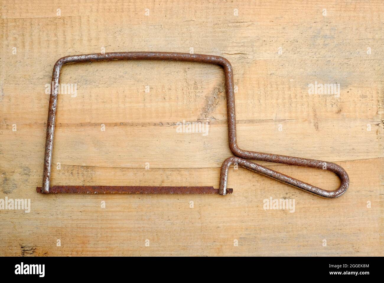 cadre et lame de scie à métaux rouillés sur table en bois d'œuvre, norfolk, angleterre Banque D'Images