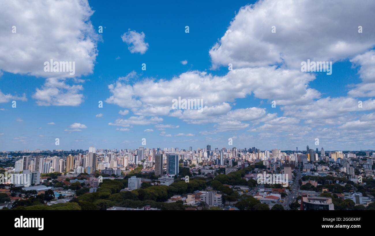 CURITIBA, PR, 07.12.2020: VISTA GERAL CURITIBA - Vista panorama de drone dos prédios localizados no bairro Alto da XV, próximo ao centro de Curitiba Banque D'Images