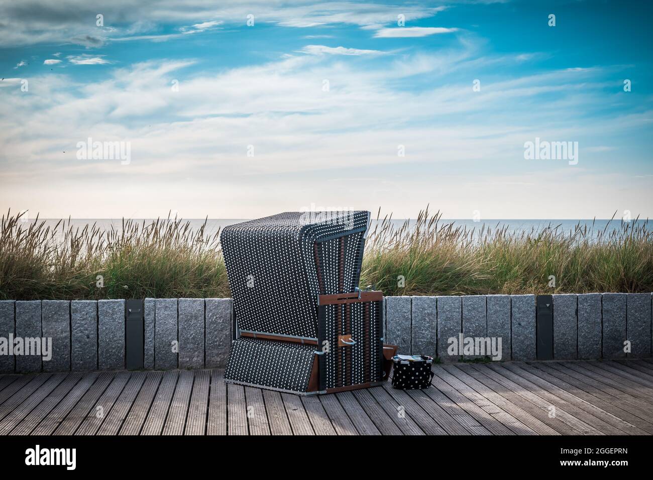 Chaise de plage en osier brun précieux sur la promenade de Wenningstedt, Sylt, Allemagne Banque D'Images