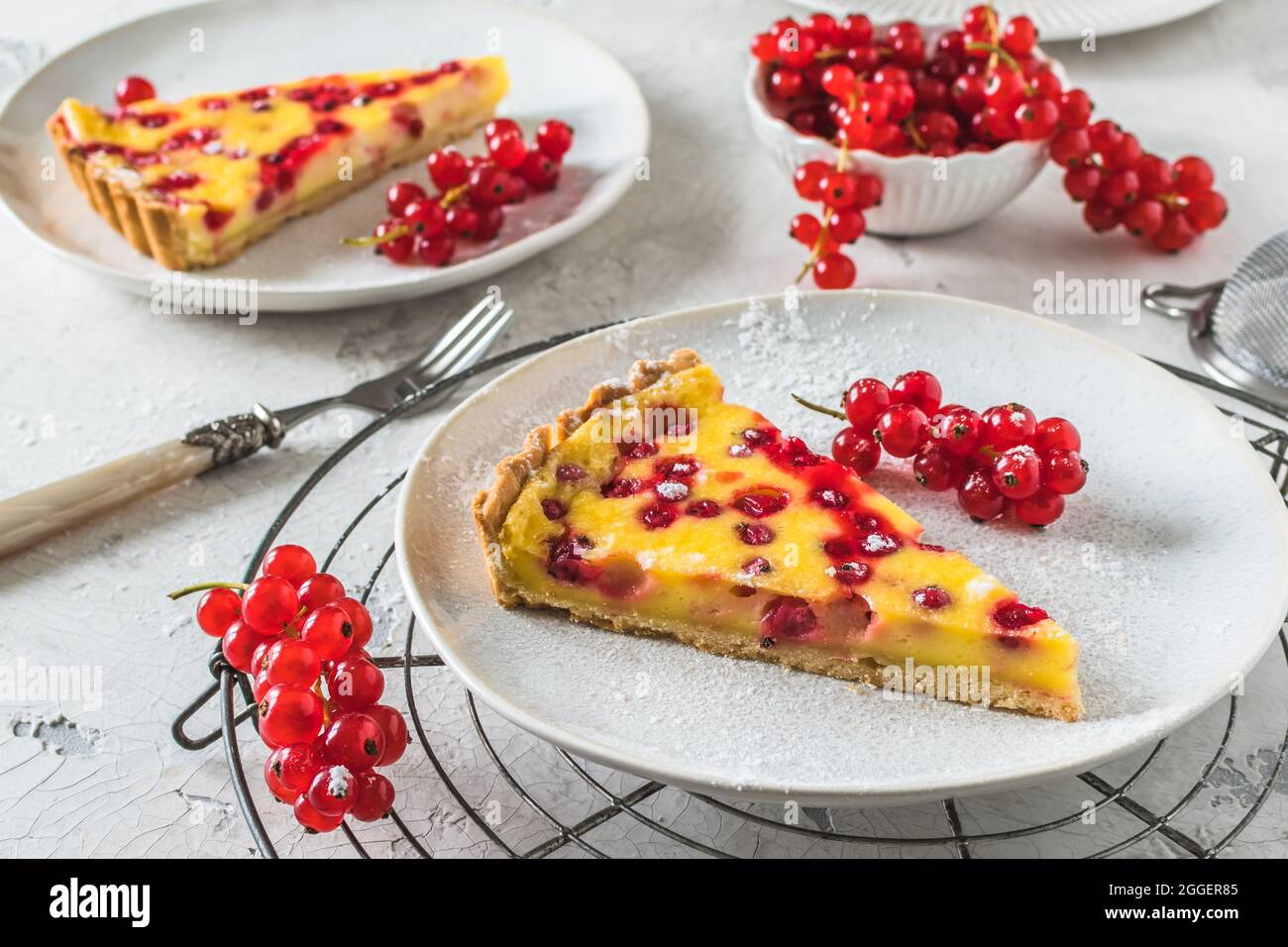 Morceau De Tarte Au Cassis Maison Sur Fond Blanc Decore De Groseilles Rouges Fraiches Photo Stock Alamy