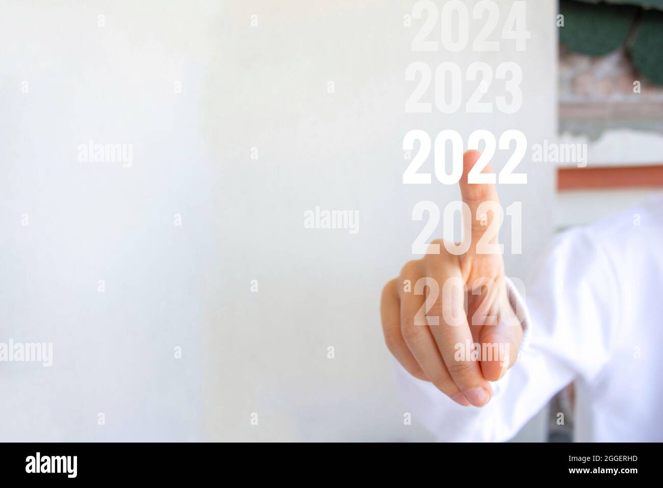 Jeune femme pointant les années. Concept de la nouvelle année 2022. Banque D'Images