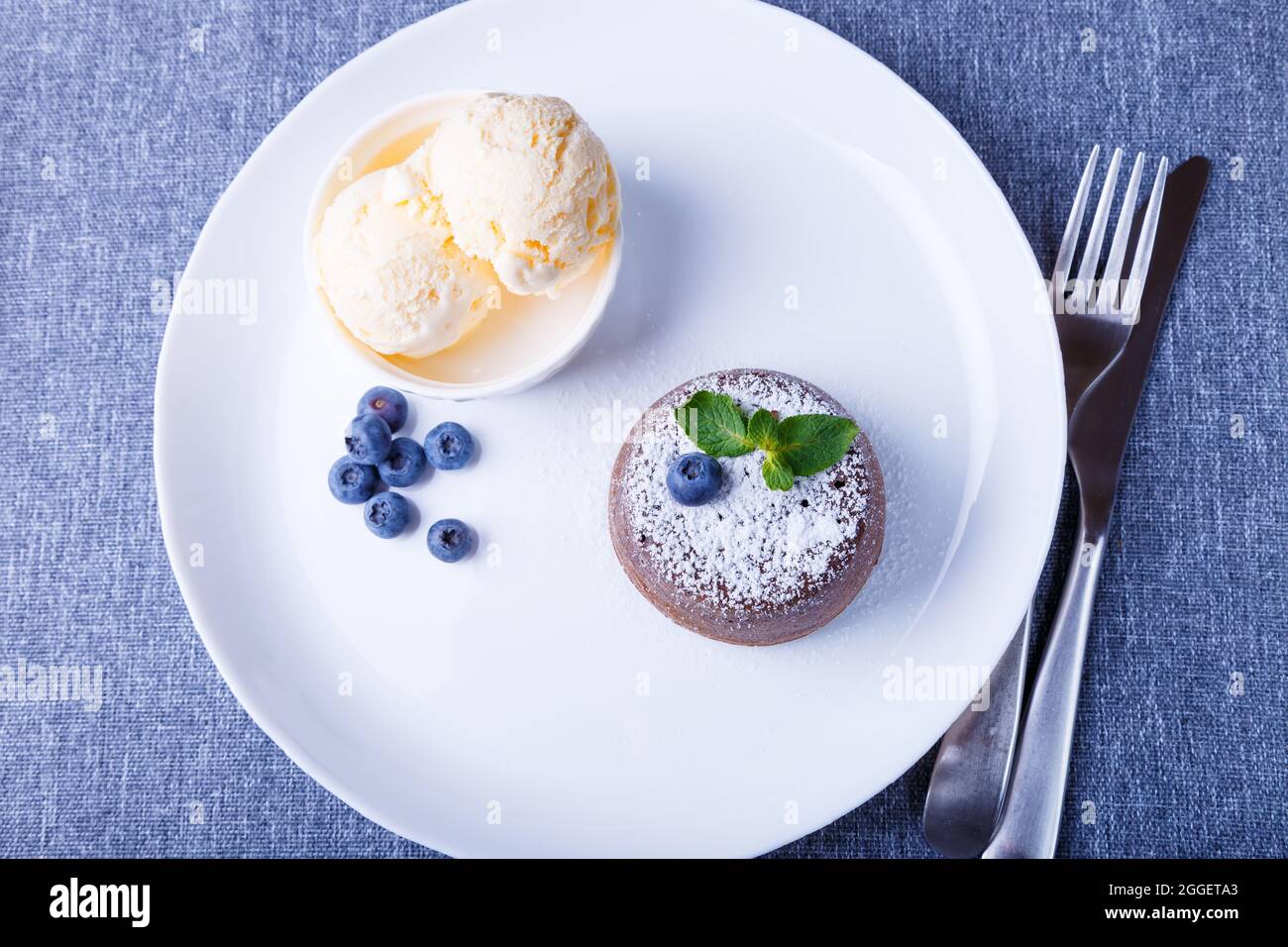 Gateau A La Lave Gateau Fondant Au Chocolat Avec Glace A La Vanille Myrtilles Et Menthe Patisseries Francaises Traditionnelles Gros Plan Vue De Dessus Photo Stock Alamy