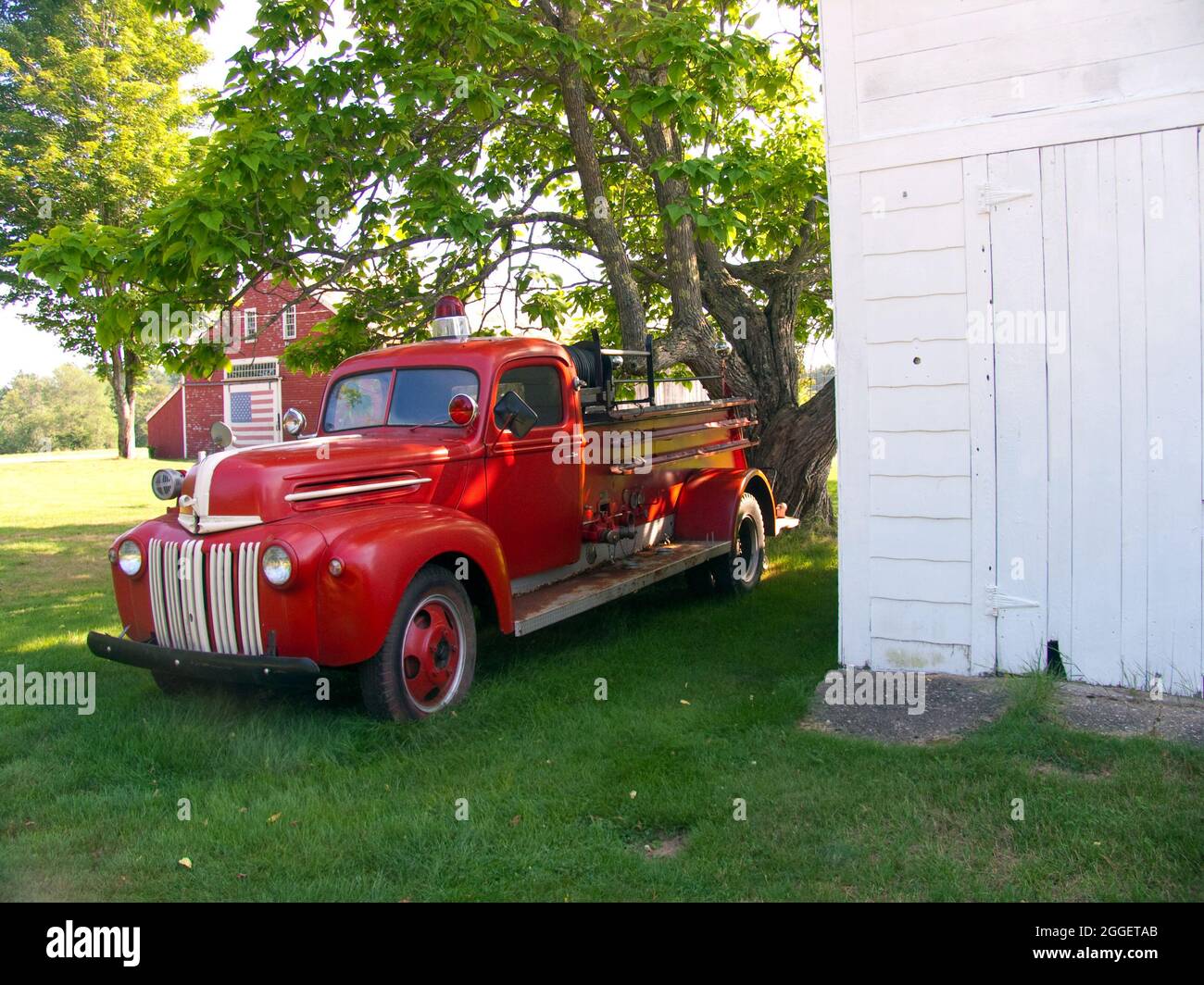 Vieux Ford 1/2 tonnes pick up Fire Engine Truck1946-1947 par une ancienne grange, États-Unis. Banque D'Images