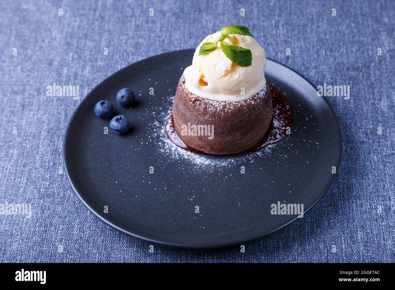 Gateau A La Lave Gateau Fondant Au Chocolat Avec Glace A La Vanille Myrtilles Et Menthe Patisseries Francaises Traditionnelles Gros Plan Photo Stock Alamy
