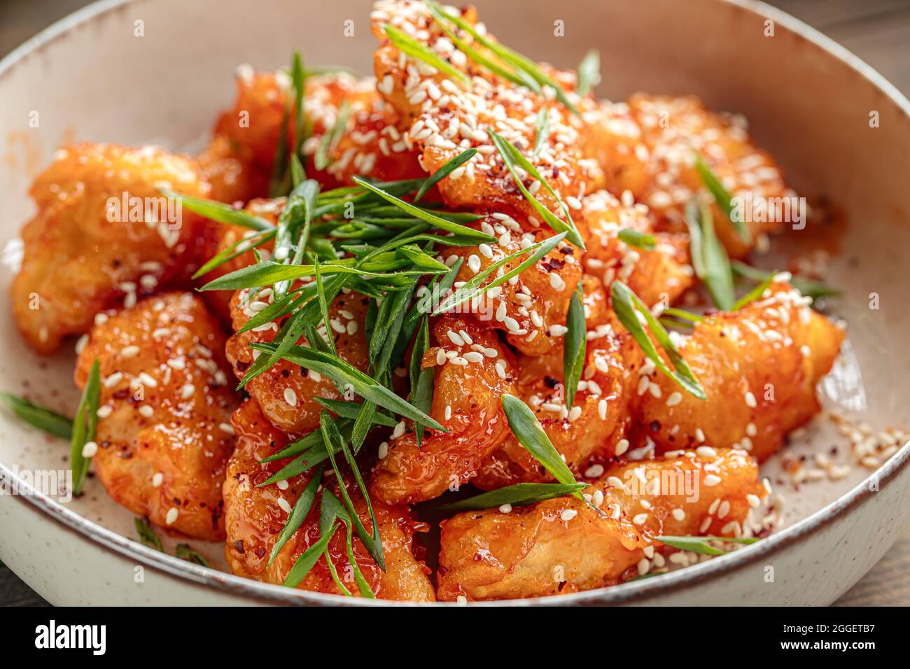 Morceaux de poulet frits dans une sauce aigre-douce Banque D'Images