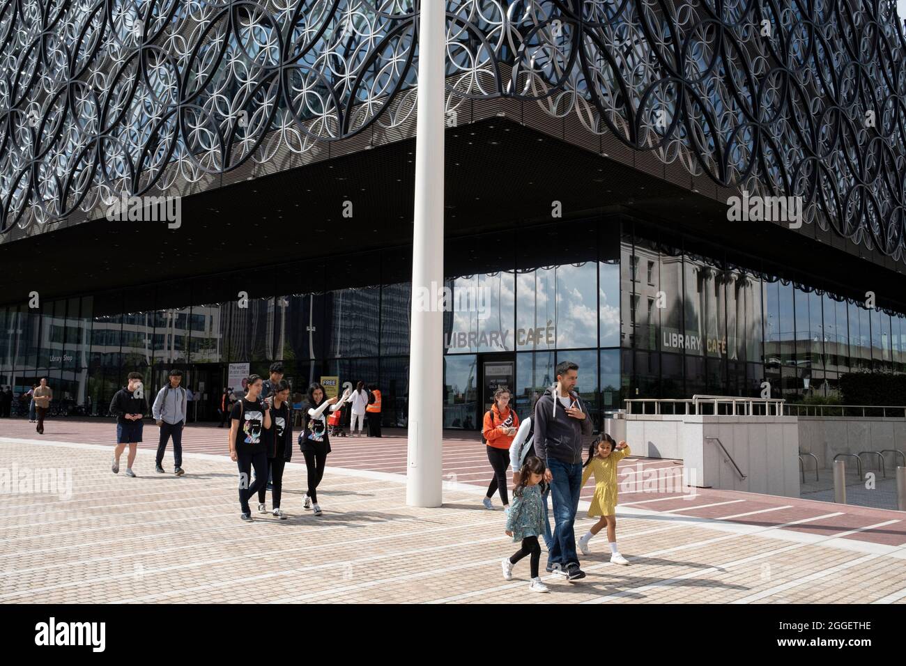 Les habitants de la place du Centenaire le 3 août 2021 à Birmingham, au Royaume-Uni. Le réaménagement de 16 millions de livres de la place du Centenaire de Birminghams a été officiellement ouvert. Paradise, anciennement Paradise Circus, est le nom donné à une superficie d'environ 7 hectares dans le centre-ville de Birmingham entre les places Chamberlain et Centenary. La région fait partie du centre civique de Birmingham depuis le XIXe siècle. À partir de 2015, le groupe argent redéveloppera la zone en de nouveaux bâtiments à usage mixte et des places publiques. Banque D'Images