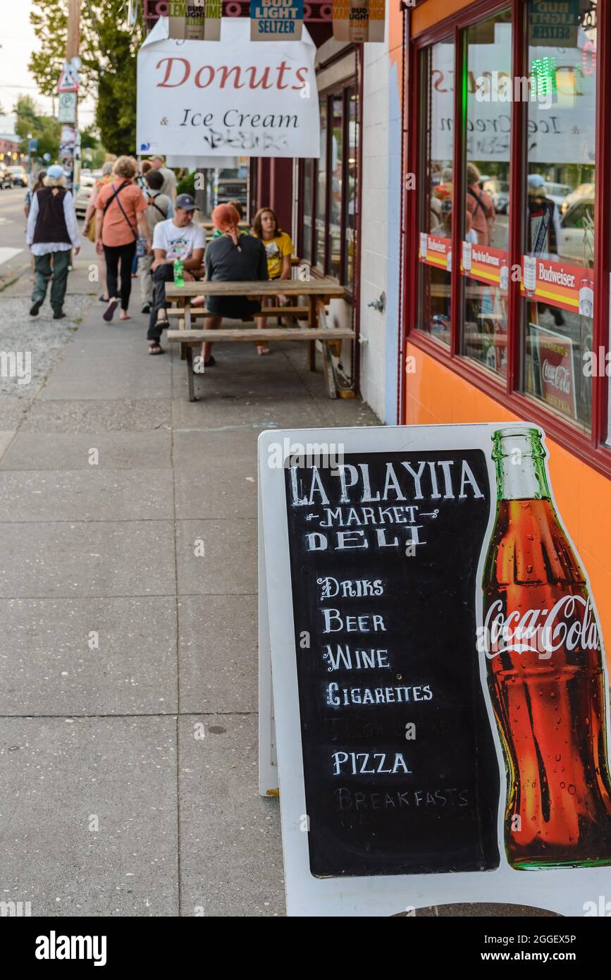 Publicité sur tableau de craie de nourriture et de boissons dans la rue. Portland, Oregon, États-Unis. Banque D'Images
