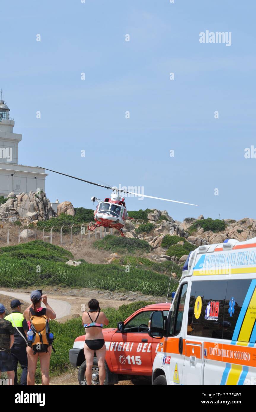 SANTA TERESA DI GALLURA, ITALIE - 17 août 2018 : un tir vertical d'un hélicoptère de brigade de pompiers à l'atterrissage lors d'une opération de sauvetage Banque D'Images