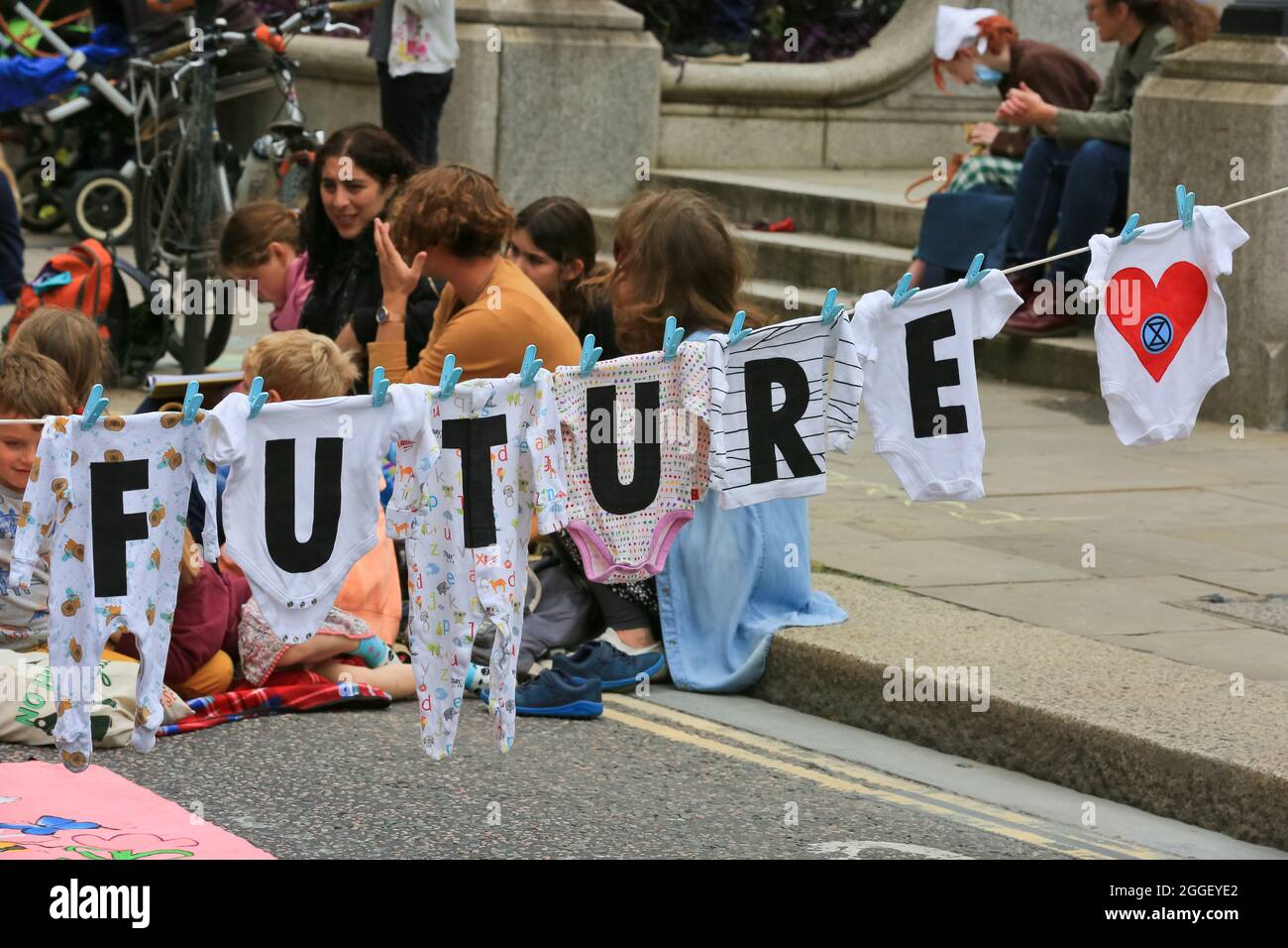 Ville de Londres, Royaume-Uni. 31 août 2021. Extinction les familles des rébellions protestent avec des enfants, des landaus et des jouets en dehors de la Banque d'Angleterre. (Les parents d'enfants en gros ont demandé à ce que des permisson soient photographiés) des militants des agences de la rébellion des extinction (XR) protestent dans divers endroits de la City de Londres dans le cadre de leur action de 2 semaines en cours. Credit: Imagetraceur/Alamy Live News Banque D'Images