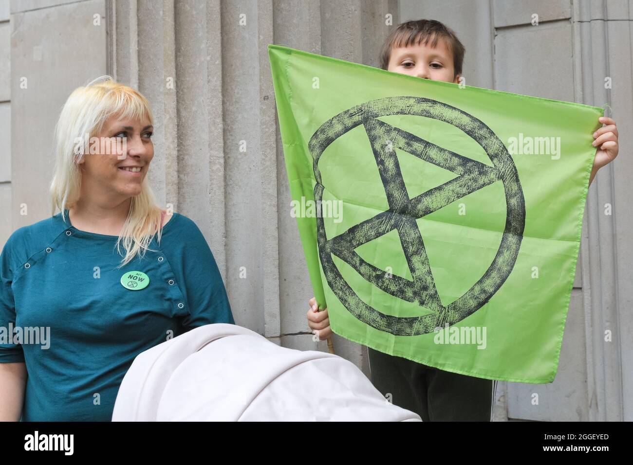 Ville de Londres, Royaume-Uni. 31 août 2021. Extinction les familles des rébellions protestent avec des enfants, des landaus et des jouets en dehors de la Banque d'Angleterre. (Les parents d'enfants en gros ont demandé à ce que des permisson soient photographiés) des militants des agences de la rébellion des extinction (XR) protestent dans divers endroits de la City de Londres dans le cadre de leur action de 2 semaines en cours. Credit: Imagetraceur/Alamy Live News Banque D'Images