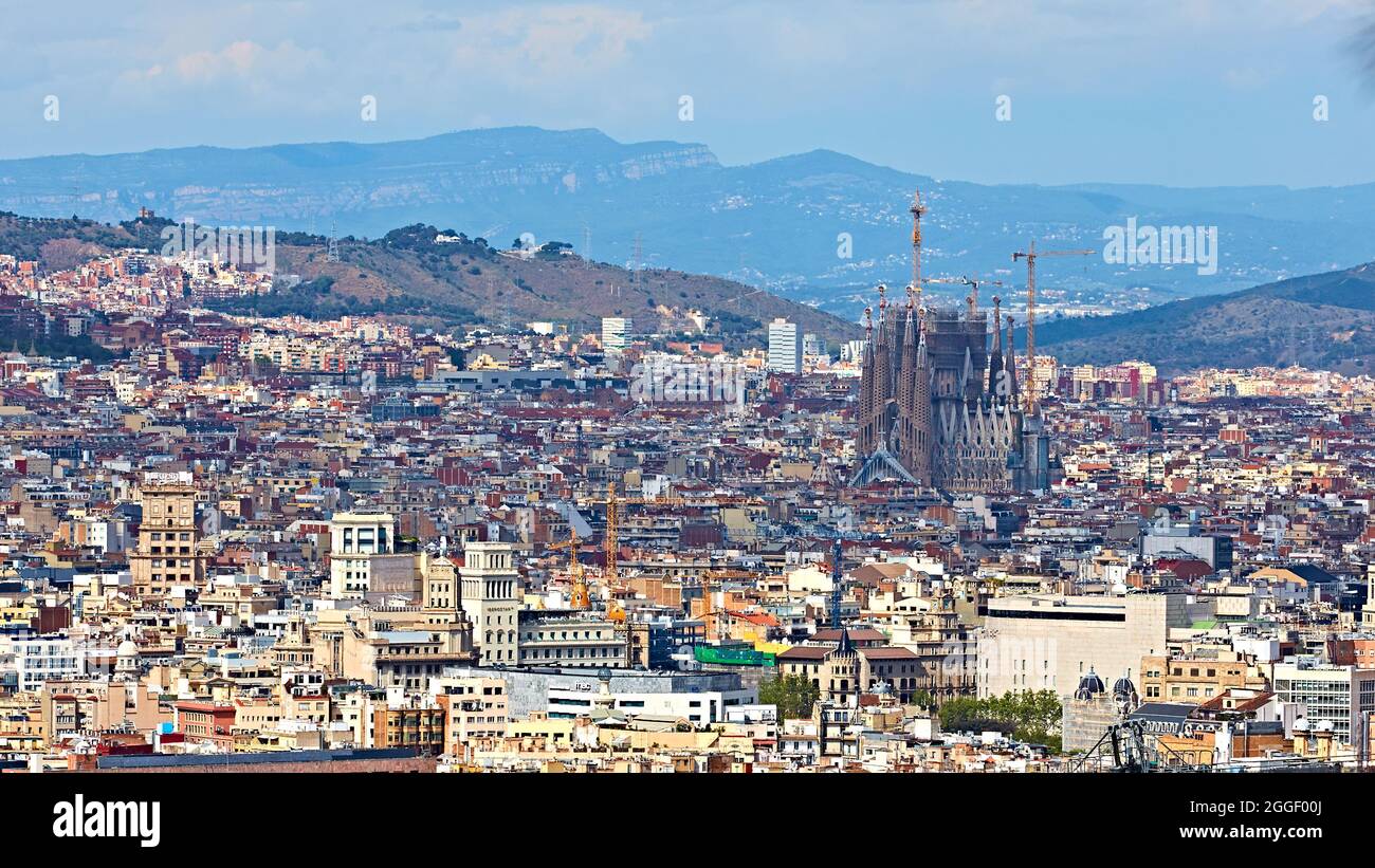 Voir ci-dessus sur la colline de Montjuic de Barcelone. Sagrada Familia Banque D'Images