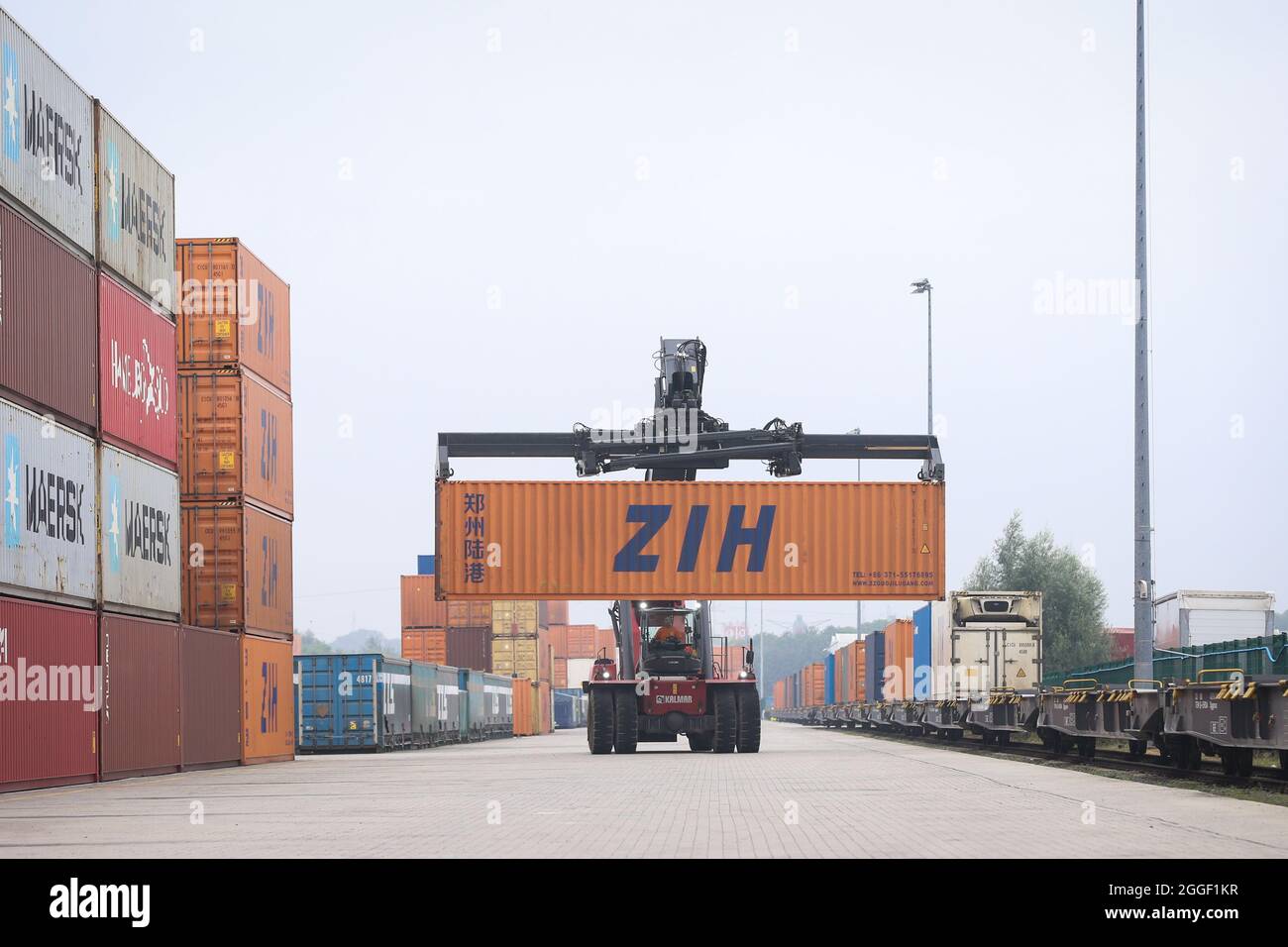 Liège, Belgique. 31 août 2021. Un membre du personnel décharge un conteneur  de cargaison d'un train de fret Chine-Europe à Liège Logistics Intermodal à  Liège, Belgique, 31 août 2021. Il est introduit