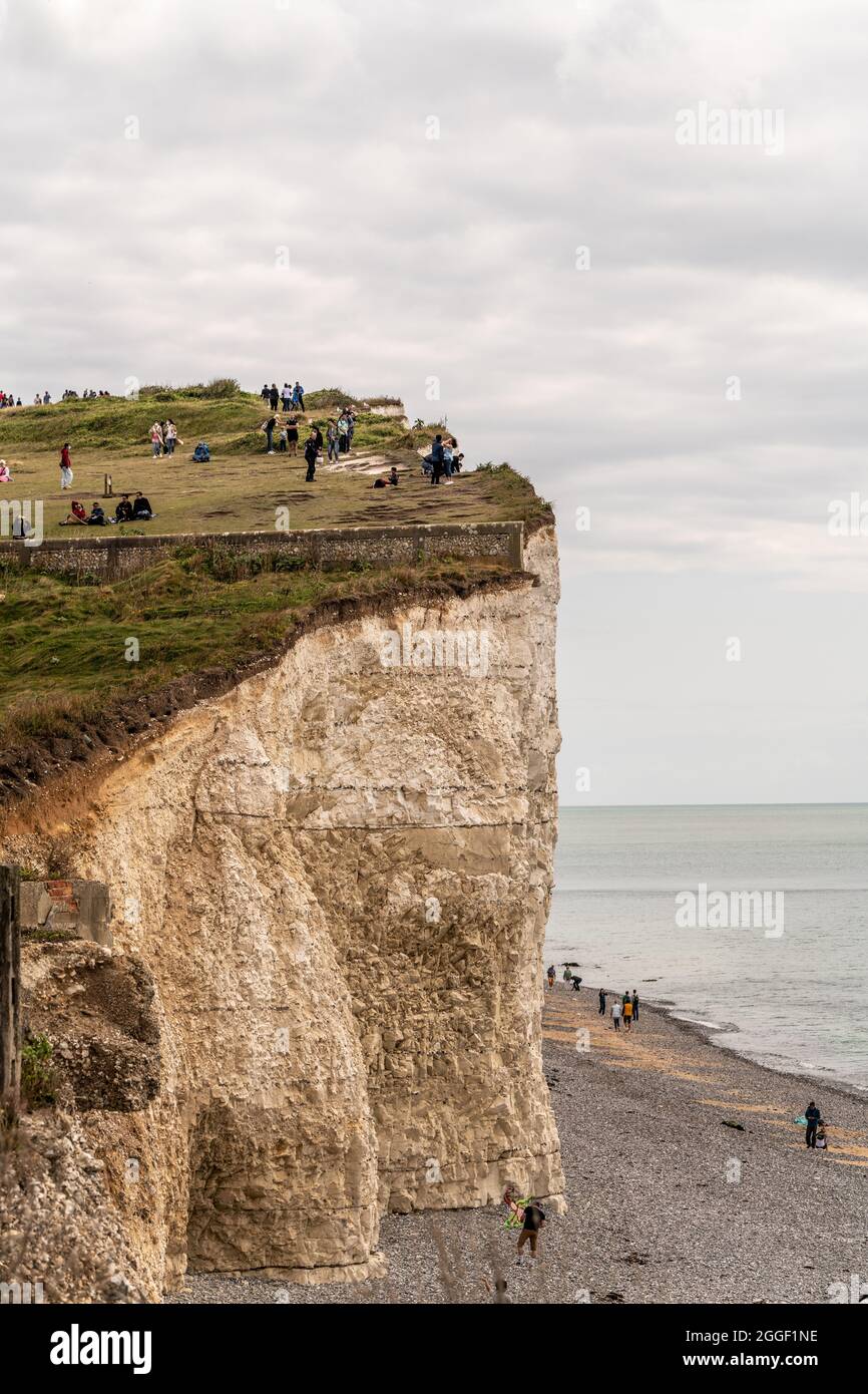 Les gens se tiennent à proximité du bord de la falaise qui s'écroule à Beachy Head. East Sussex, Grande-Bretagne Banque D'Images