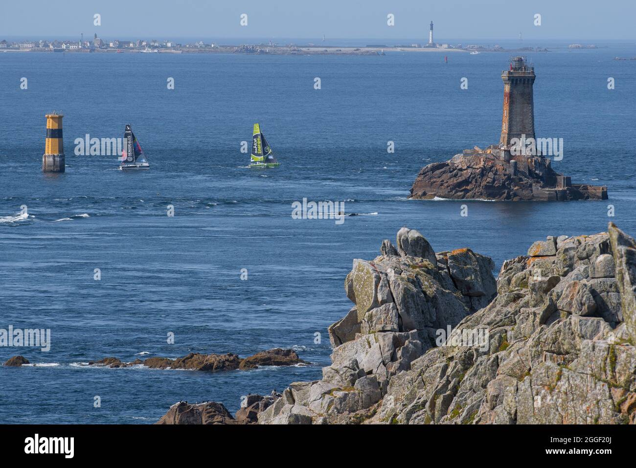 Benoit mariette - génération Senioriales, Arthur Hubert - MonAtoutEnergie.fr, phare de la Vieille pendant la Solitaire du Figaro 2021, étape 2, Lorient - Fecamp le 30 août 2021 à la Pointe du raz, Finistère, France - photo Nicolas Pehe / DPPI Banque D'Images