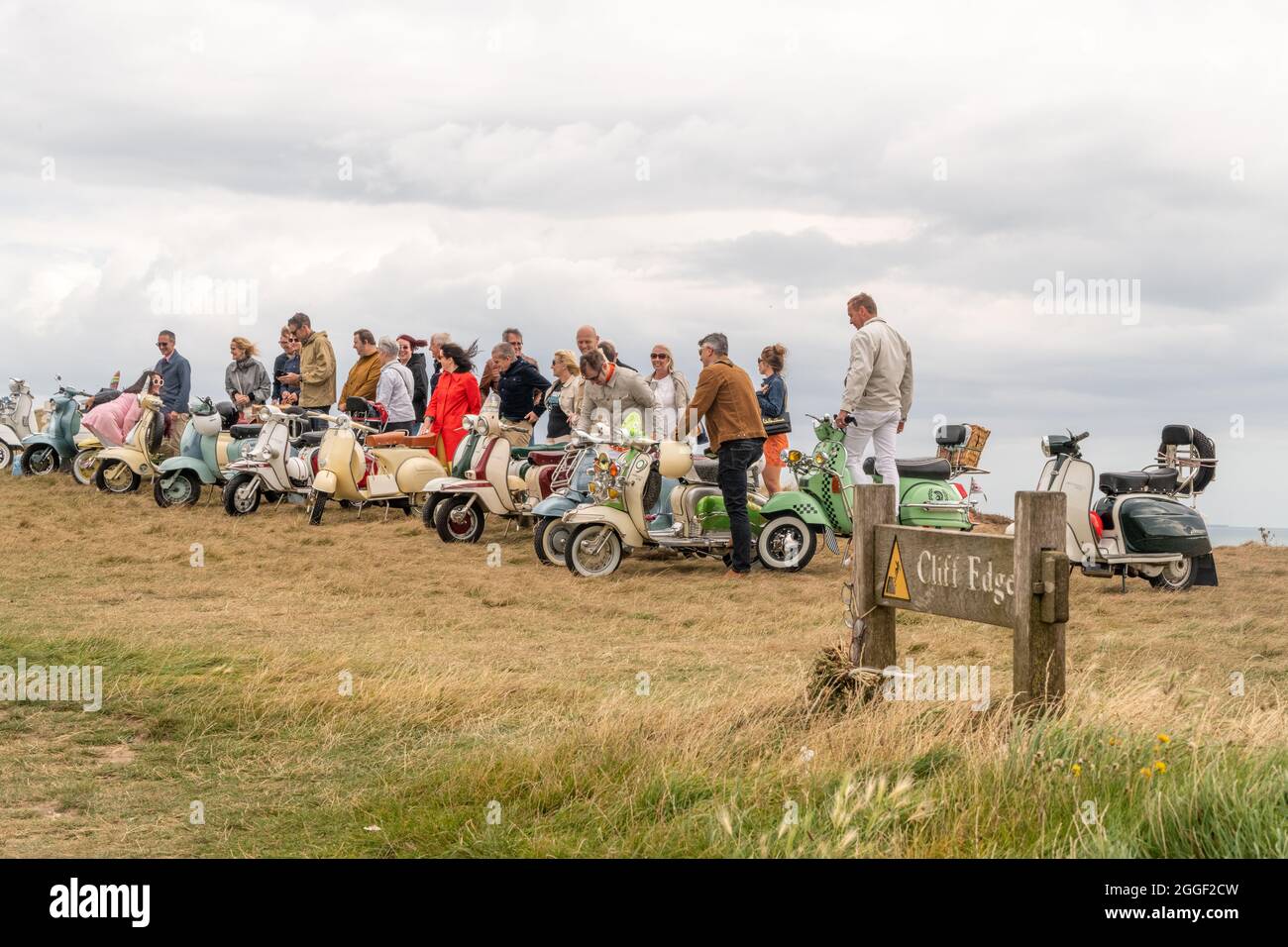 Les Mods se rendent à Beachy Head dans leur édition annuelle de Bank Holiday, hommage au film de l'OMS Quadrophenia qui y a eu sa finale. Beachy Head, East Sussex, Banque D'Images