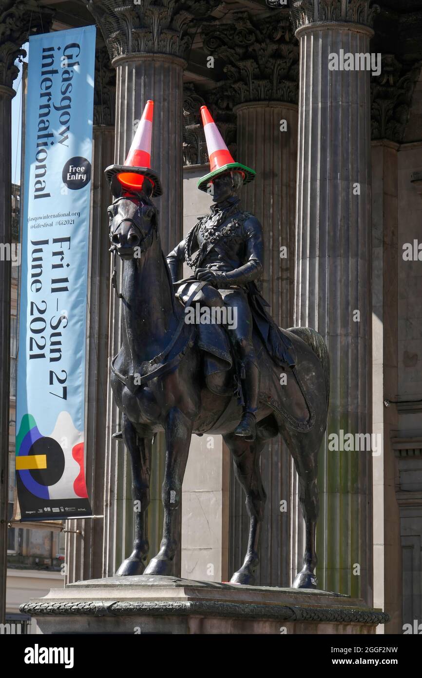 Statue du duc de Wellington avec cône de circulation habituel, à l'extérieur de la Galerie d'art moderne, centre-ville de Glasgow, Écosse, Royaume-Uni Banque D'Images