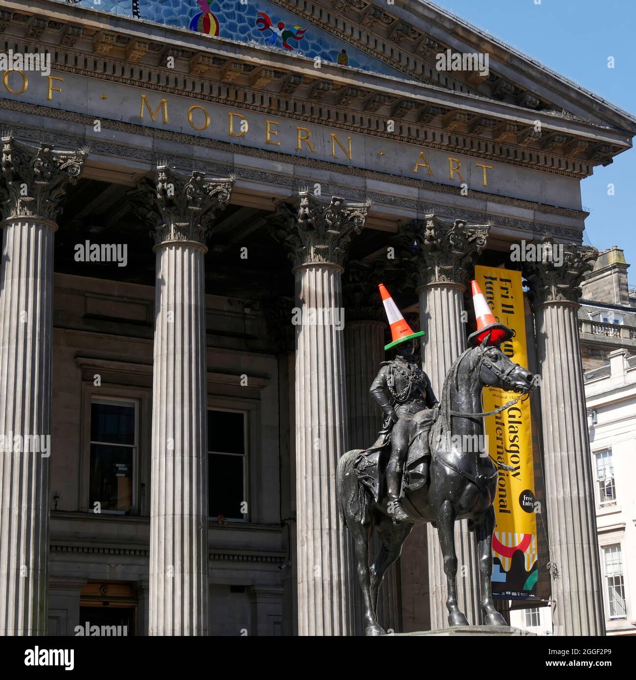 Statue du Duc de Wellington avec des cônes de circulation habituels, à l'extérieur de la Galerie d'art moderne, centre-ville de Glasgow, Écosse, Royaume-Uni Banque D'Images