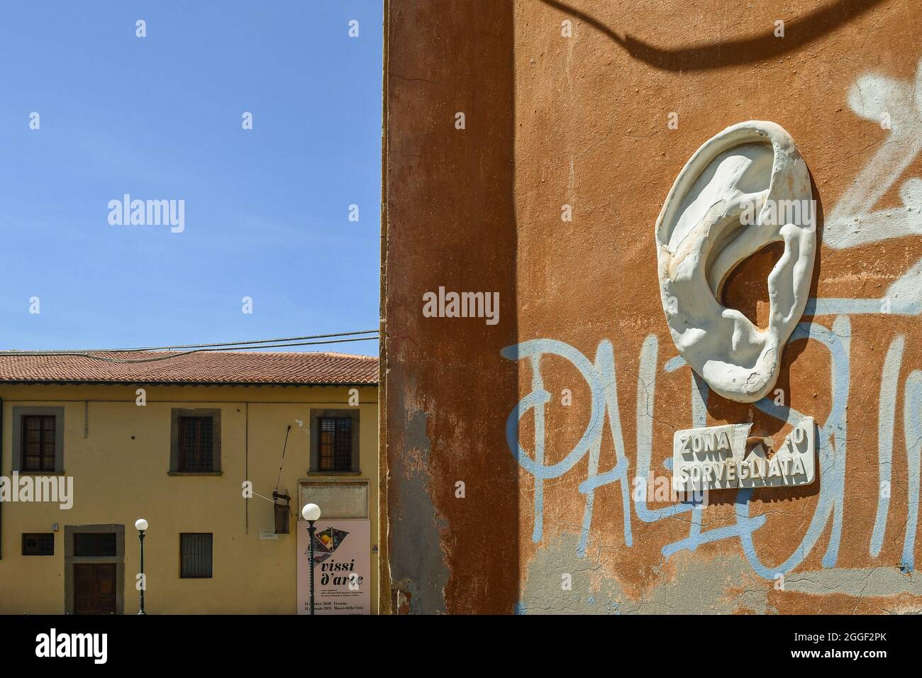 Une sculpture en plâtre représentant une grande oreille, art de rue par Urbansolid, apposée sur un mur de graffiti dans le quartier de la Nouvelle Venise, Livourne, Toscane, Italie Banque D'Images
