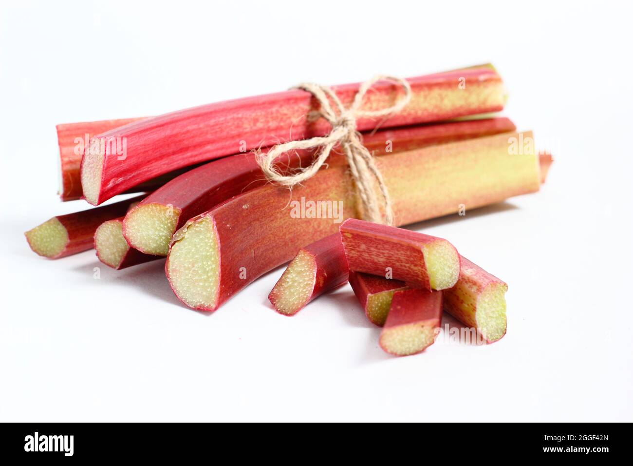 Rhubarbe. Tiges de rhubarbe fraîchement cueillies isolées sur fond blanc. ROYAUME-UNI Banque D'Images