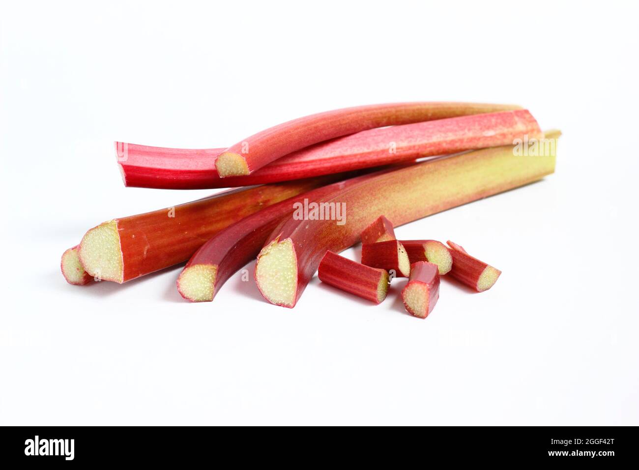 Rhubarbe. Tiges de rhubarbe fraîchement cueillies isolées sur fond blanc. ROYAUME-UNI Banque D'Images