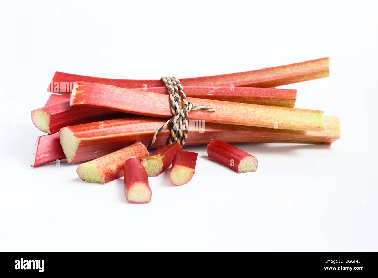 Rhubarbe. Tiges de rhubarbe fraîchement cueillies isolées sur fond blanc. ROYAUME-UNI Banque D'Images