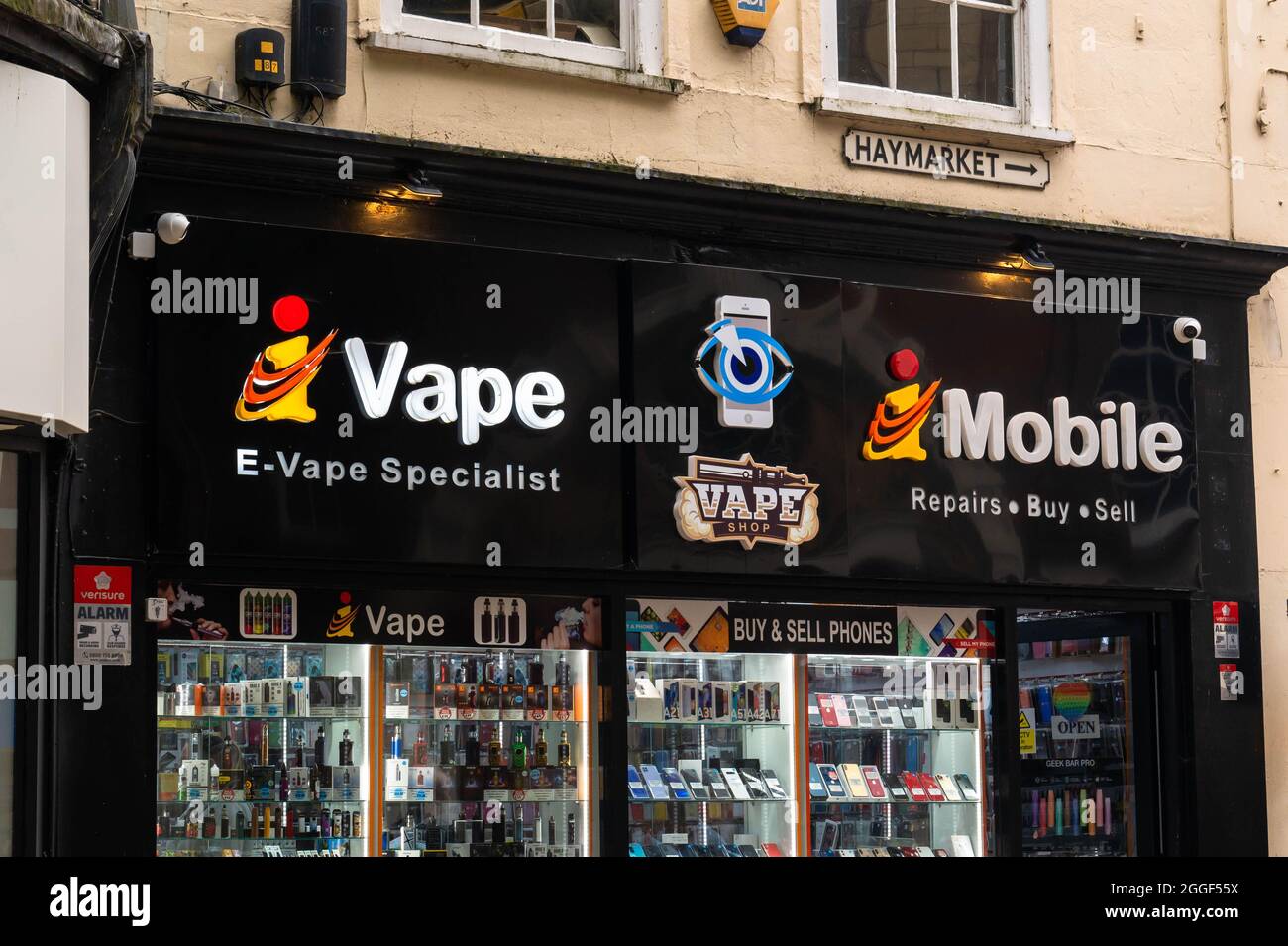 Vue sur les panneaux Vape et Mobile au-dessus du magasin du centre-ville de Norwich Banque D'Images