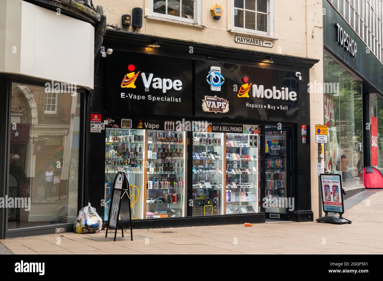 Vue sur la boutique de cigarettes et de téléphones mobiles Vape dans le centre-ville de Norwich Banque D'Images