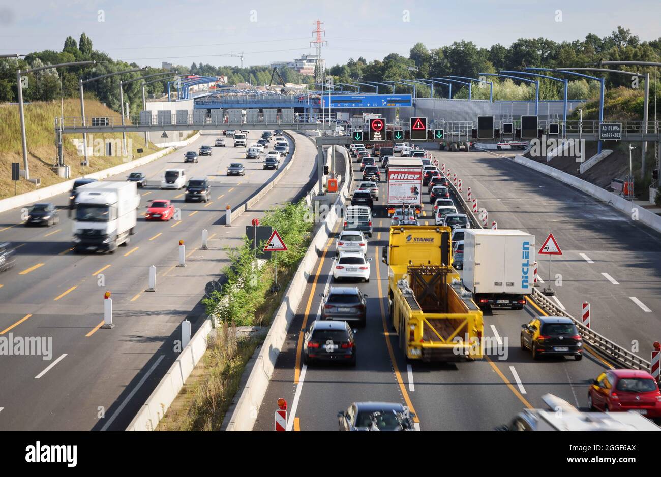 Hambourg, Allemagne. 31 août 2021. Il y a une circulation intense sur l'autoroute A7 près de la jonction Hambourg-Nordwest. L'autoroute A7, au nord-ouest de Hambourg, sera entièrement fermée entre la jonction Hamburg-Volkspark et la jonction Dreieck Nordwest ce week-end prochain. Credit: Christian Charisius/dpa/Alay Live News Banque D'Images