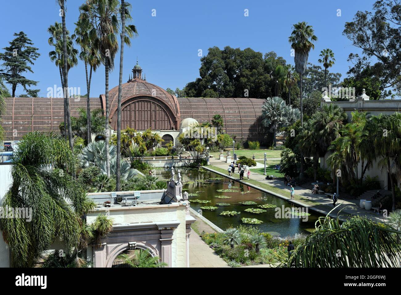 SAN DIEGO, CALIFORNIE - 25 AOÛT 2021 : le bâtiment botanique et l'étang de Lily dans le parc de Balboa, vu d'un angle élevé. Banque D'Images