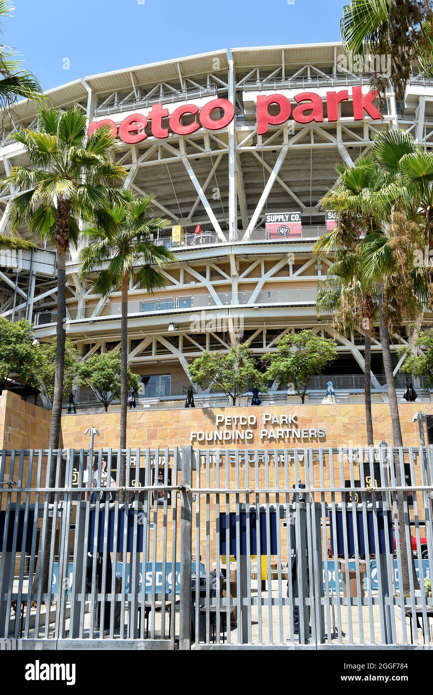 SAN DIEGO, CALIFORNIE - 25 AOÛT 2021 : les partenaires fondateurs signent à Petco Park, stade des San Diego Padres. Banque D'Images
