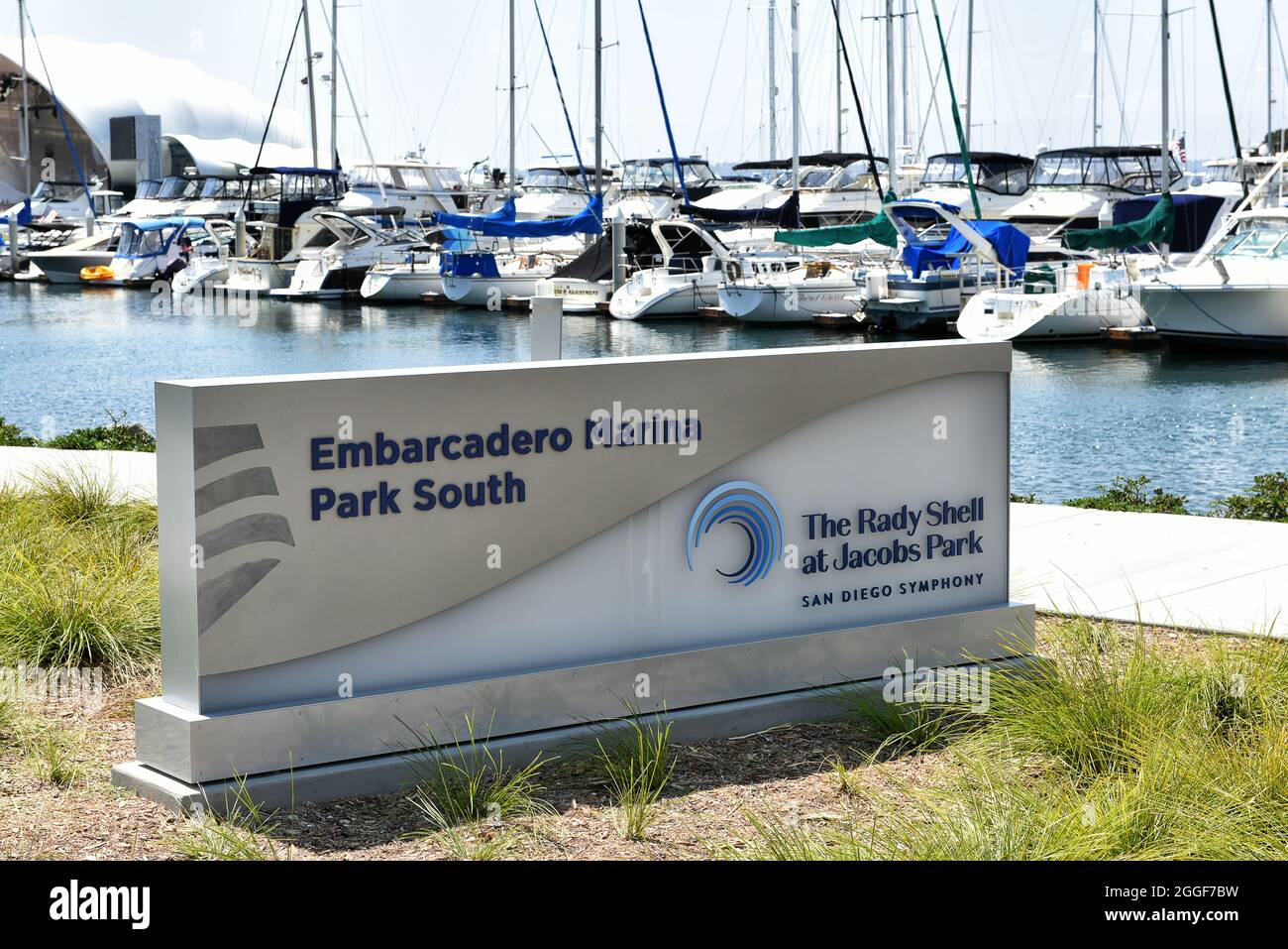 SAN DIEGO, CALIFORNIE - 25 AOÛT 2021 : panneau Embarcadero Marina avec des bateaux et le Rady Shell en arrière-plan. Banque D'Images SAN DIEGO, CALIFORNIE - 25 AOÛT 2021 : panneau Embarcadero Marina avec des bateaux et le Rady Shell en arrière-plan. Banque D'Images