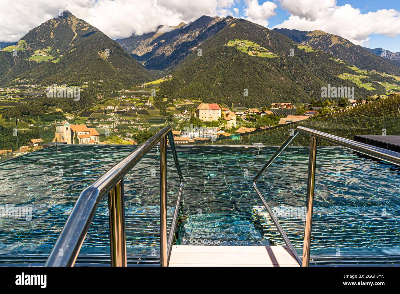 Piscine thermale dans l'espace bien-être sur le toit de l'hôtel Hohenwart avec une vue large sur le paysage autour de Schenna dans le Tyrol du Sud, Italie Banque D'Images