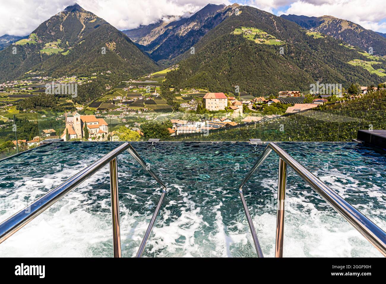 Piscine thermale dans l'espace bien-être sur le toit de l'hôtel Hohenwart avec une vue large sur le paysage autour de Schenna dans le Tyrol du Sud, Italie Banque D'Images