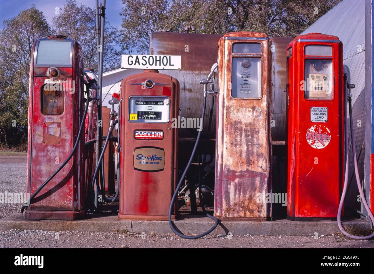 Quatre anciennes pompes à gaz, station-service automobile, 1970-1980, Yoder, Kansas, ÉTATS-UNIS Banque D'Images Quatre anciennes pompes à gaz, station-service automobile, 1970-1980, Yoder, Kansas, ÉTATS-UNIS Banque D'Images
