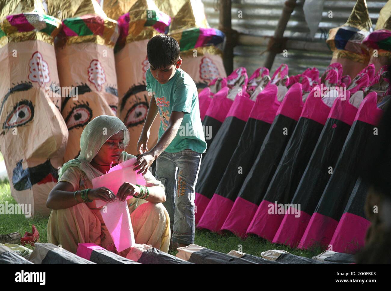 L'artisan fait du démon l'effigie du roi Ravan avant le festival de Dussehra au RAM leela maidan à New Delhi, en Inde. Banque D'Images