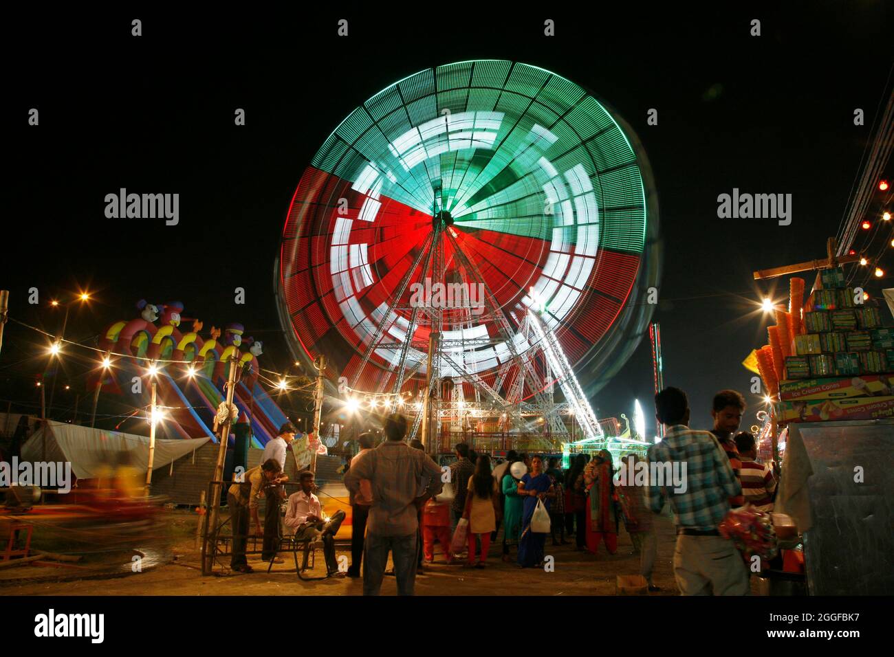 Les enfants apprécient une foire pendant le festival de Dussehra à New delhi, en Inde. L'Indien célèbre le festival pour marquer la victoire du Seigneur RAM sur Ravan. Banque D'Images